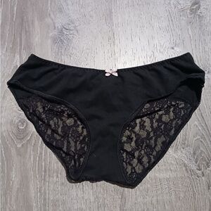NWOT Victoria’s Secret low rise hip hugger panty M